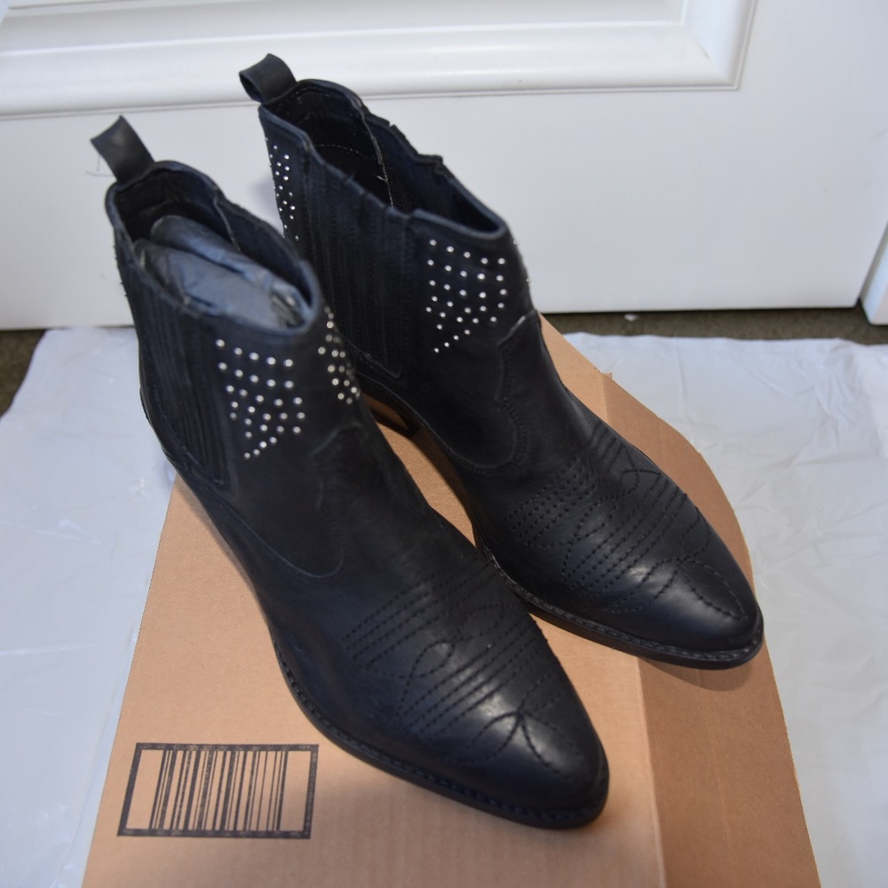 BRAND NEW  LEATHER SPLENDID BOOTS SIZE 8
